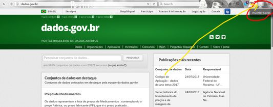 O botão indicado ativa inverter cores para todas as abas