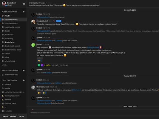 Slack-like replies block with dark theme.